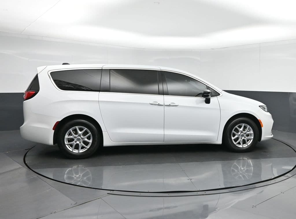 2024 Chrysler Pacifica Touring, photo 8 of 75