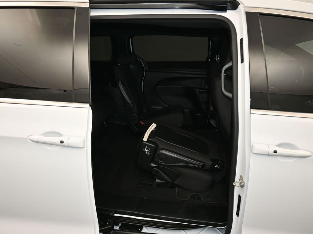 2024 Chrysler Pacifica Touring, photo 51 of 75