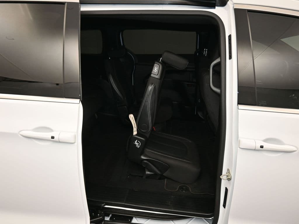 2024 Chrysler Pacifica Touring, photo 52 of 75