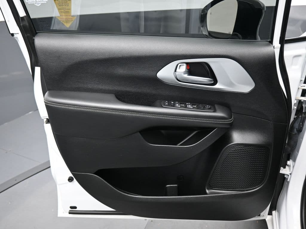 2024 Chrysler Pacifica Touring, photo 9 of 75