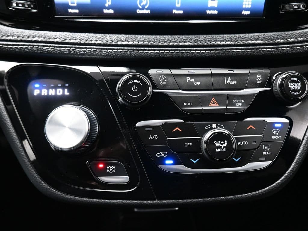 2024 Chrysler Pacifica Touring, photo 24 of 75