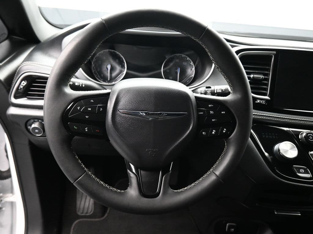 2024 Chrysler Pacifica Touring, photo 14 of 75