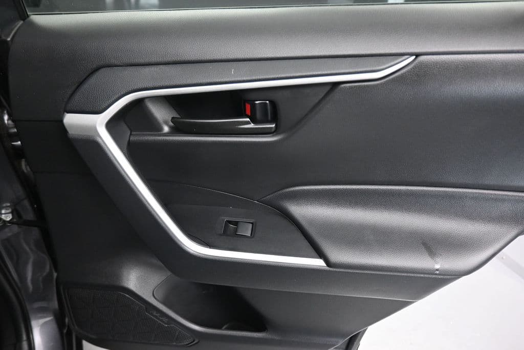 2021 Toyota RAV4 LE, photo 33 of 55