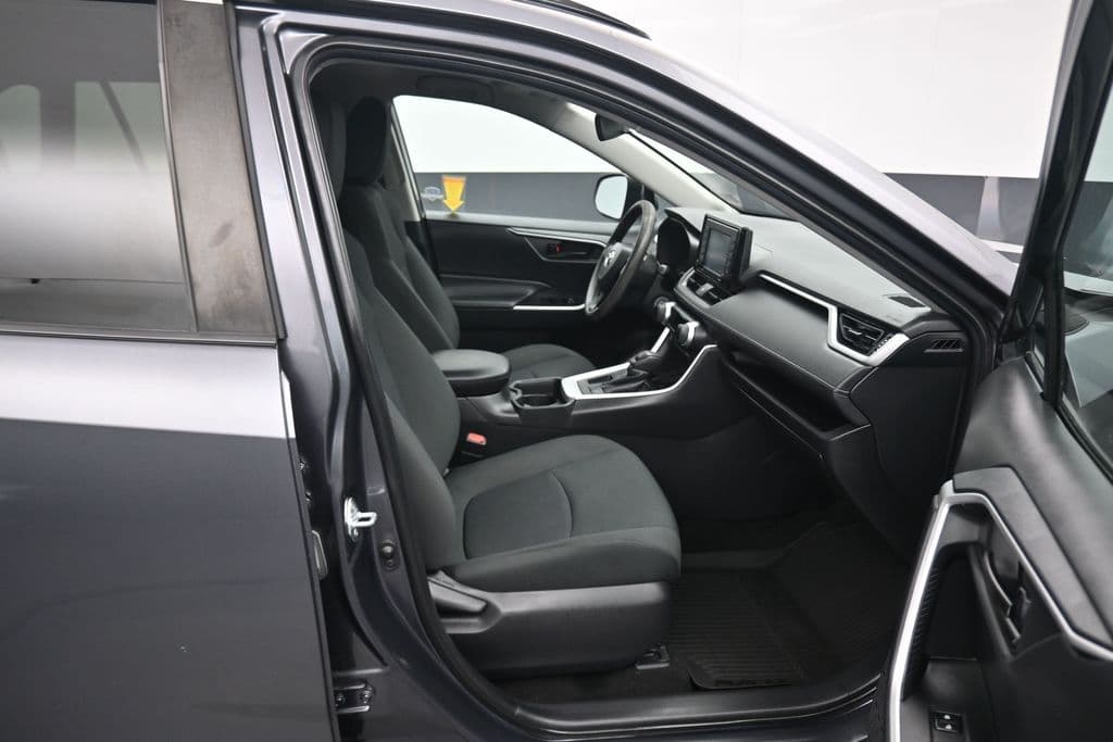 2021 Toyota RAV4 LE, photo 38 of 55