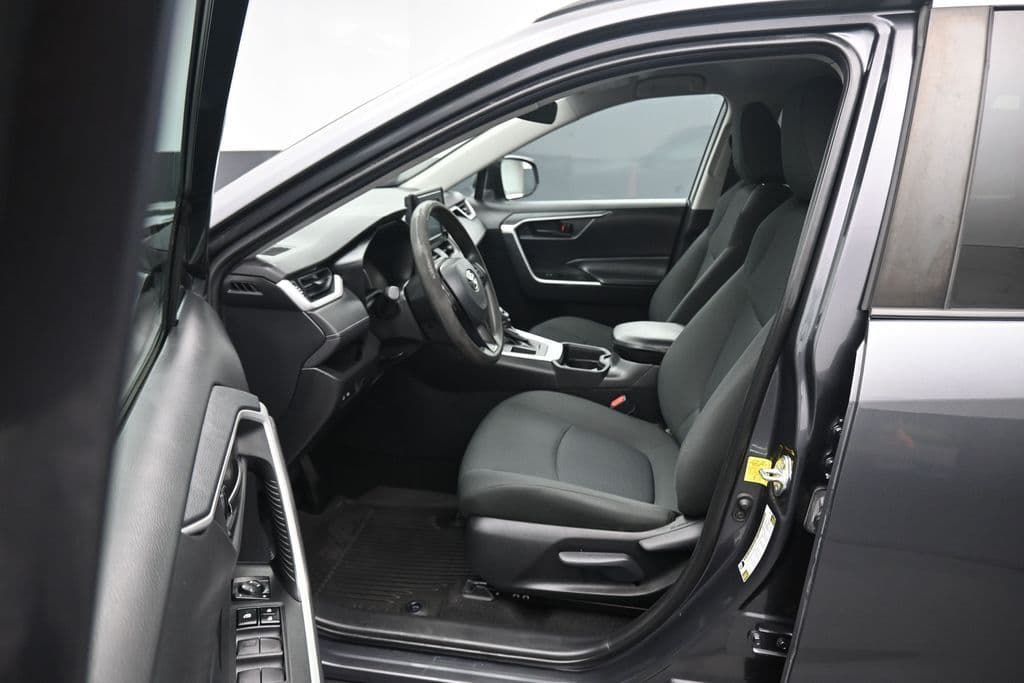 2021 Toyota RAV4 LE, photo 11 of 55