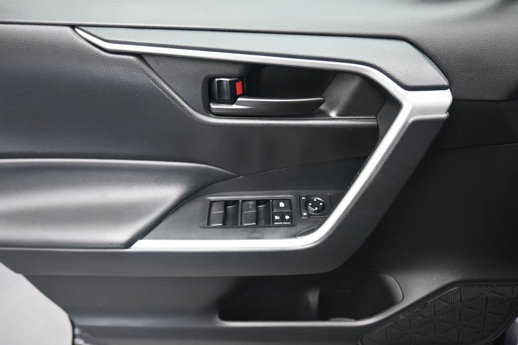 2021 Toyota RAV4 LE, photo 10 of 55