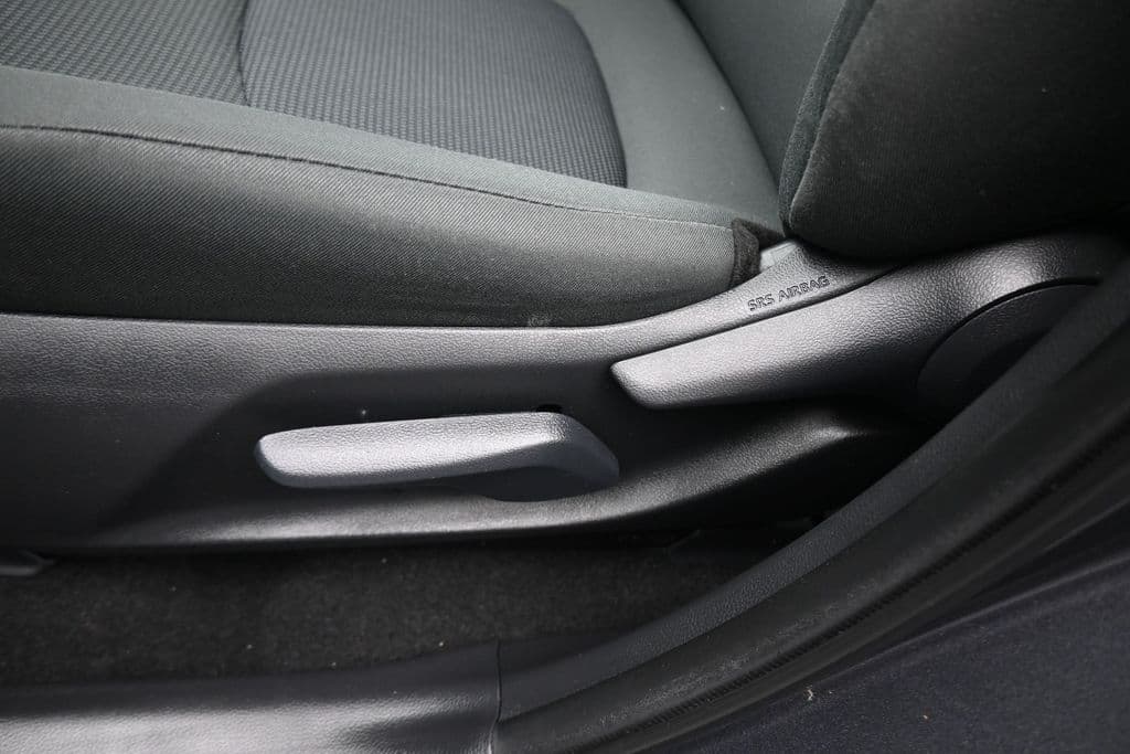 2021 Toyota RAV4 LE, photo 12 of 55
