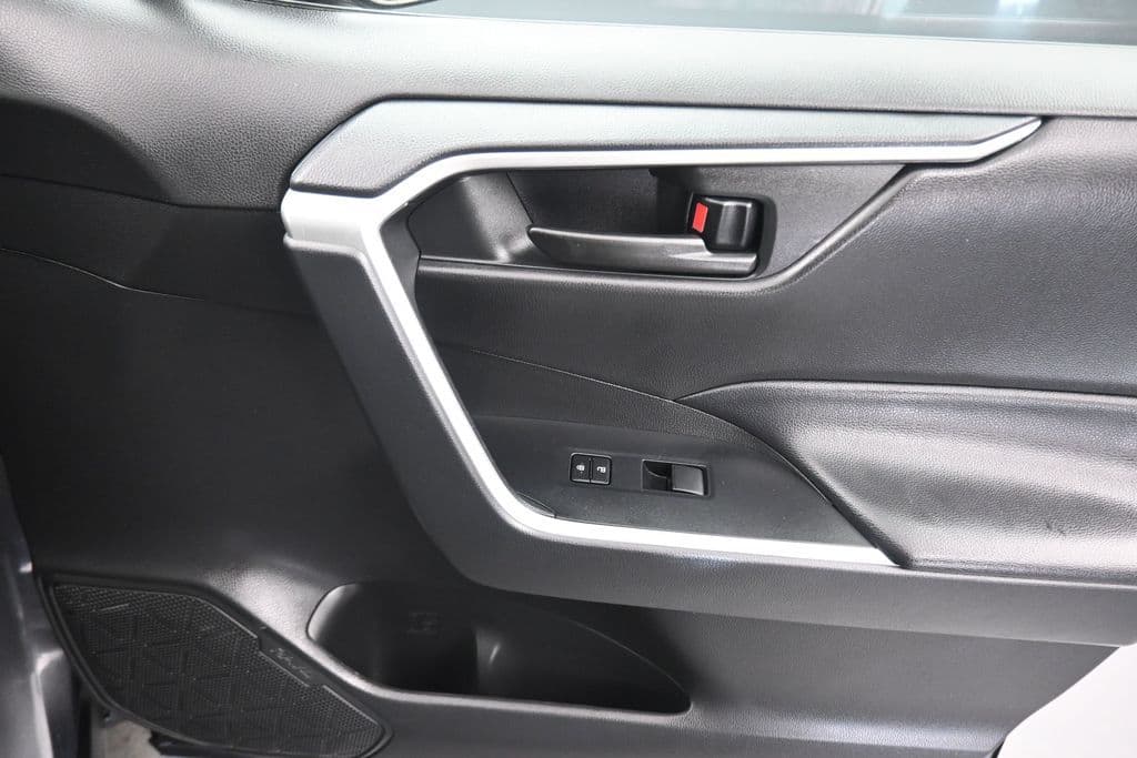 2021 Toyota RAV4 LE, photo 37 of 55