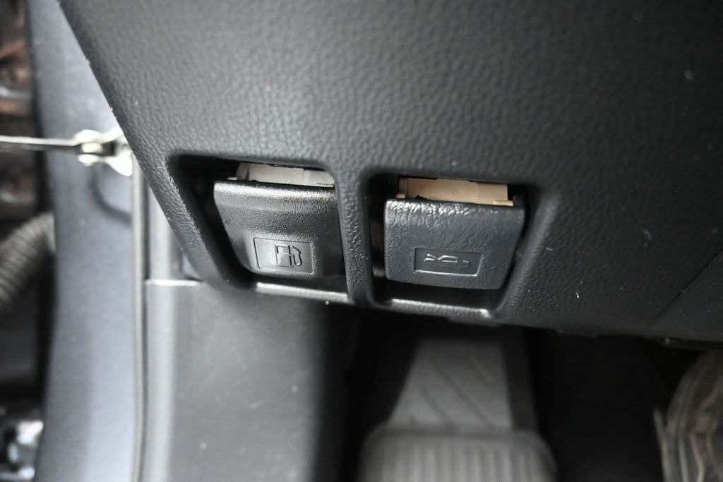 2021 Toyota RAV4 LE, photo 25 of 55