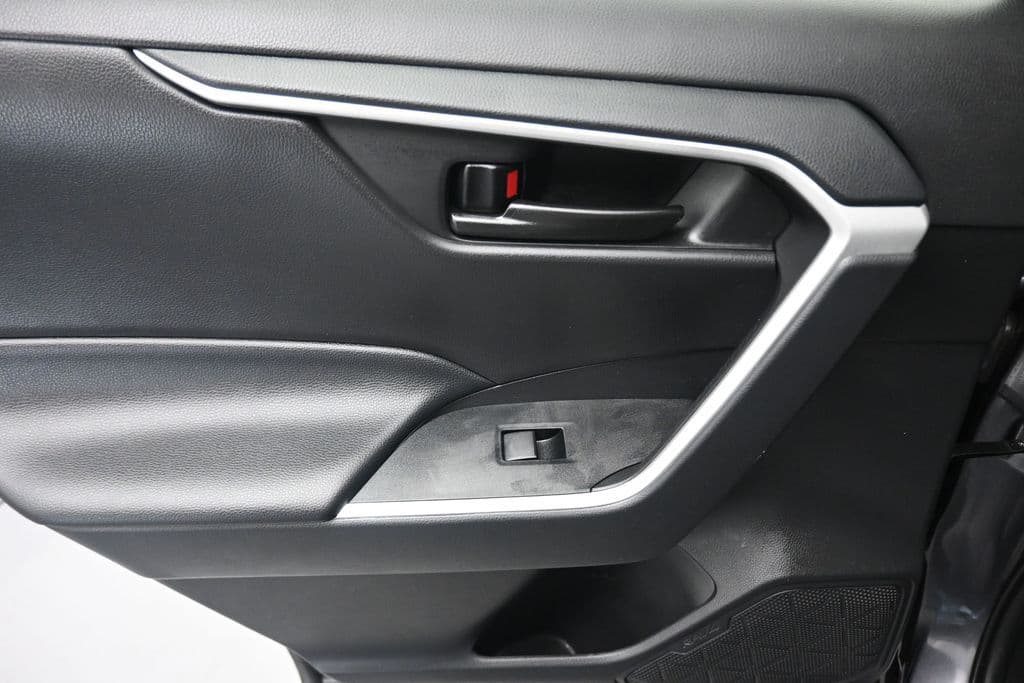 2021 Toyota RAV4 LE, photo 28 of 55