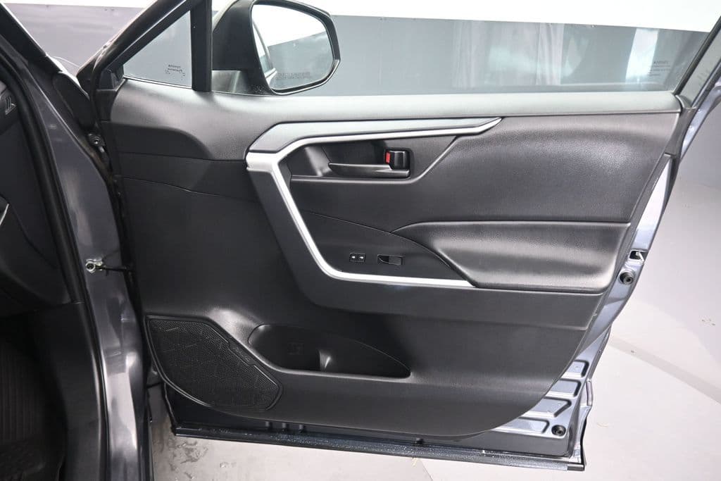 2021 Toyota RAV4 LE, photo 36 of 55