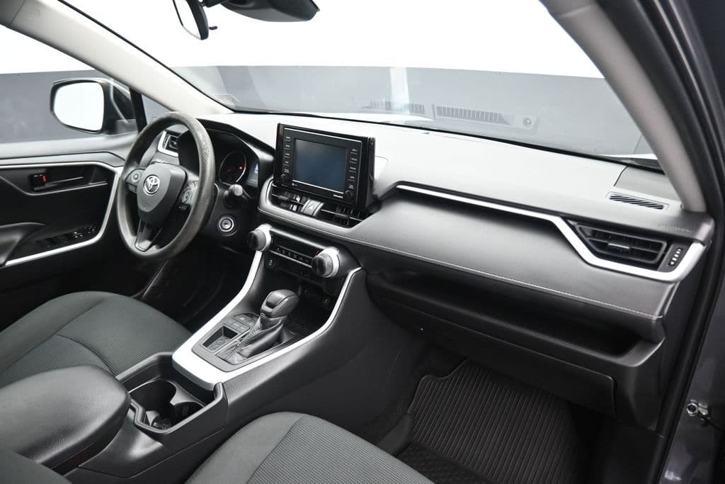 2021 Toyota RAV4 LE, photo 39 of 55
