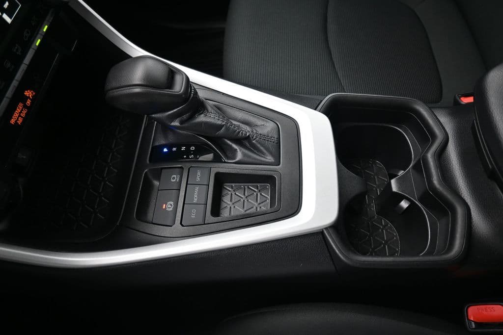 2021 Toyota RAV4 LE, photo 21 of 55