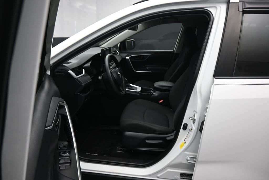 2019 Toyota RAV4 LE, photo 11 of 55