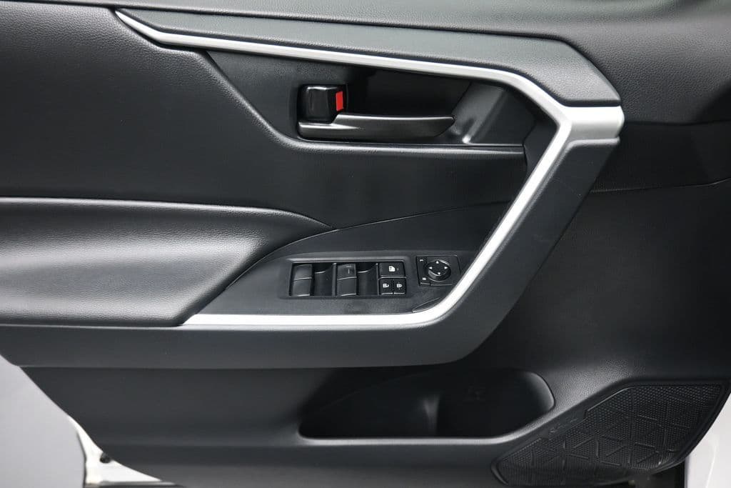 2019 Toyota RAV4 LE, photo 10 of 55