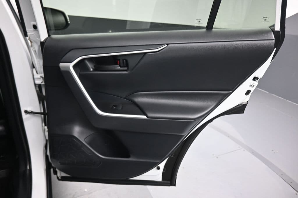 2019 Toyota RAV4 LE, photo 32 of 55