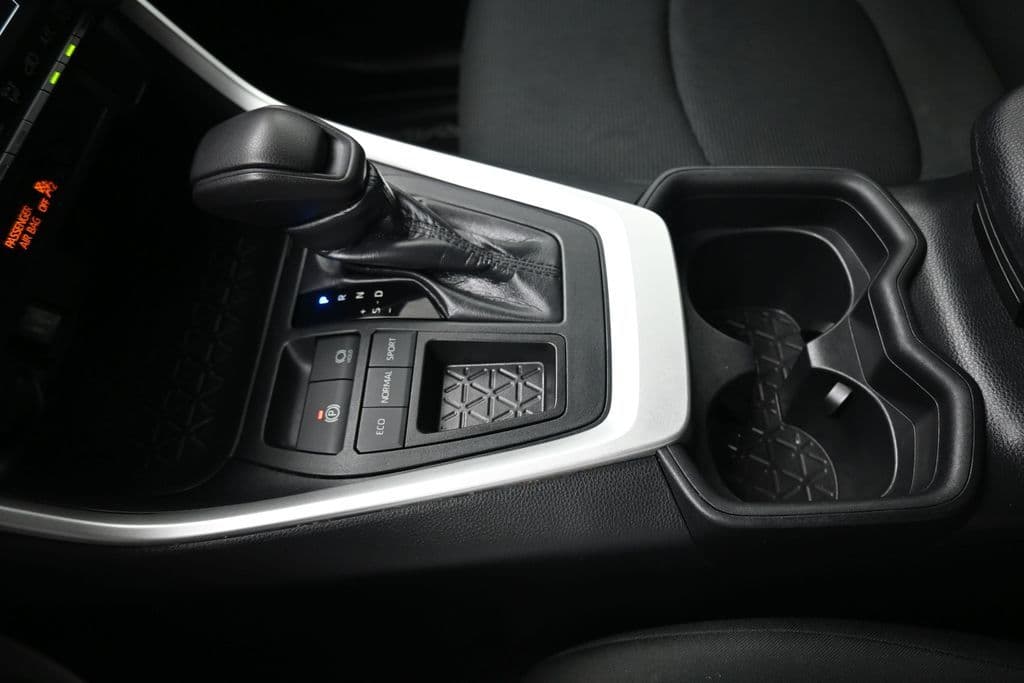 2019 Toyota RAV4 LE, photo 21 of 55