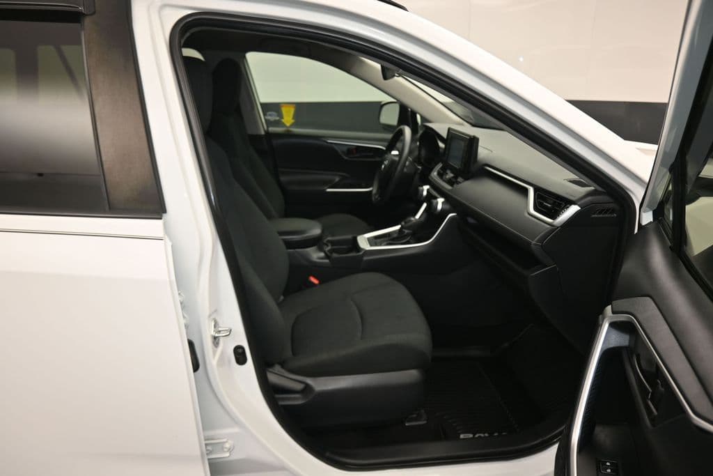 2019 Toyota RAV4 LE, photo 38 of 55