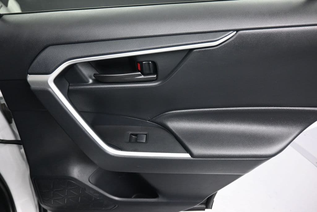 2019 Toyota RAV4 LE, photo 33 of 55