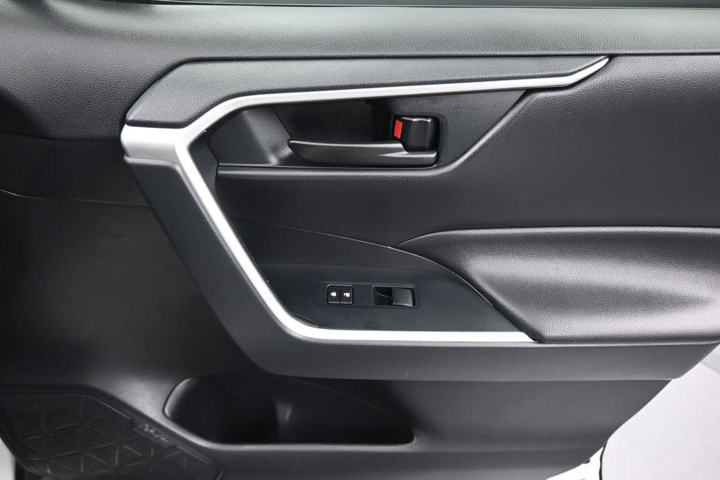 2019 Toyota RAV4 LE, photo 37 of 55