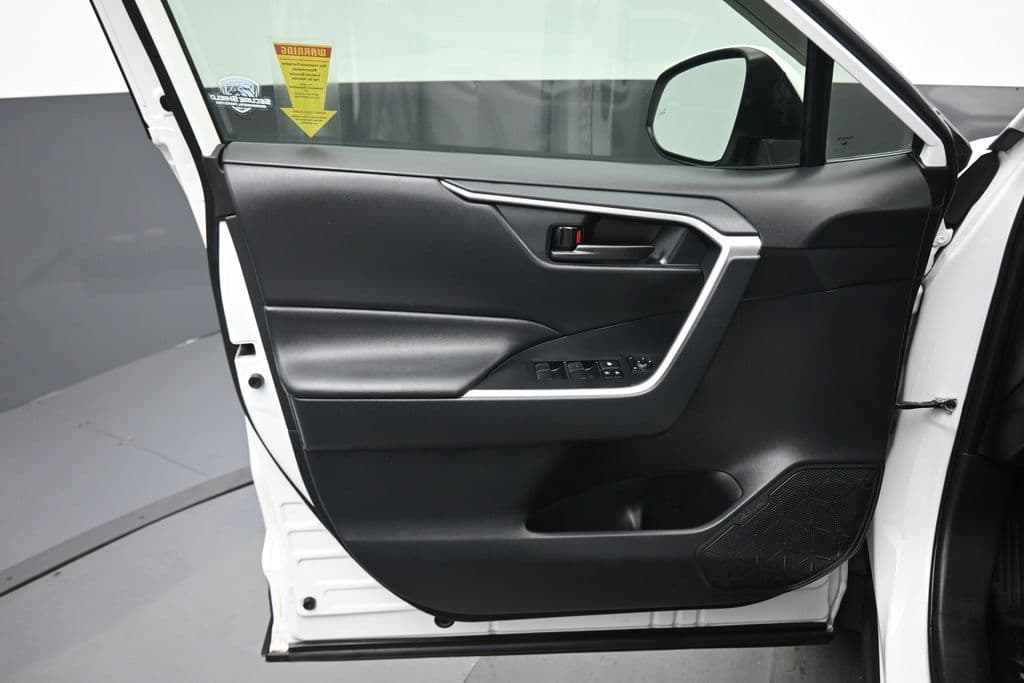 2019 Toyota RAV4 LE, photo 9 of 55