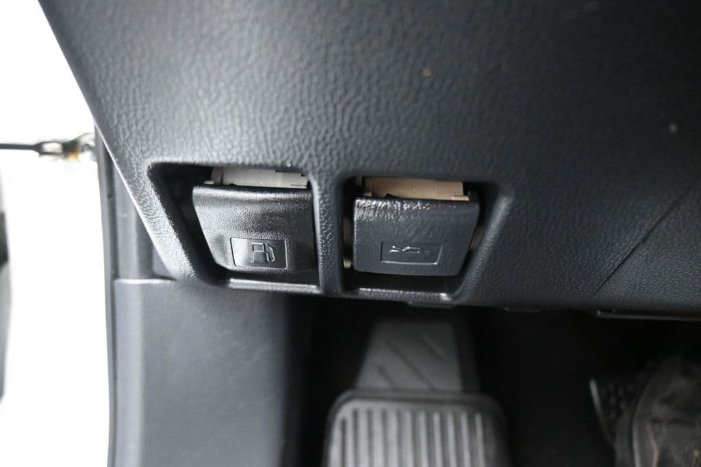 2019 Toyota RAV4 LE, photo 25 of 55