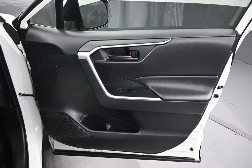 2019 Toyota RAV4 LE, photo 36 of 55