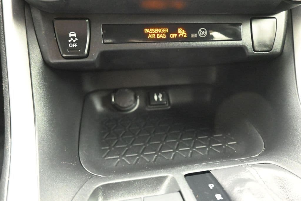 2019 Toyota RAV4 LE, photo 20 of 55