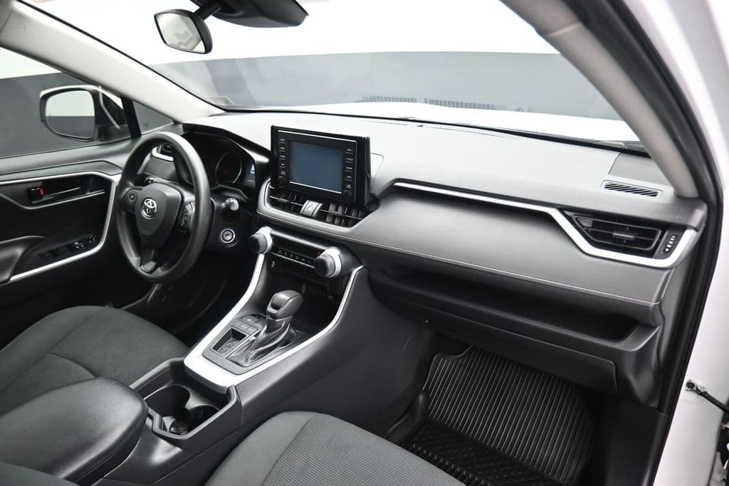 2019 Toyota RAV4 LE, photo 39 of 55