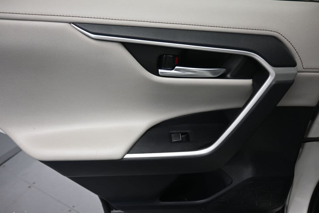 2019 Toyota RAV4 Limited, photo 31 of 61