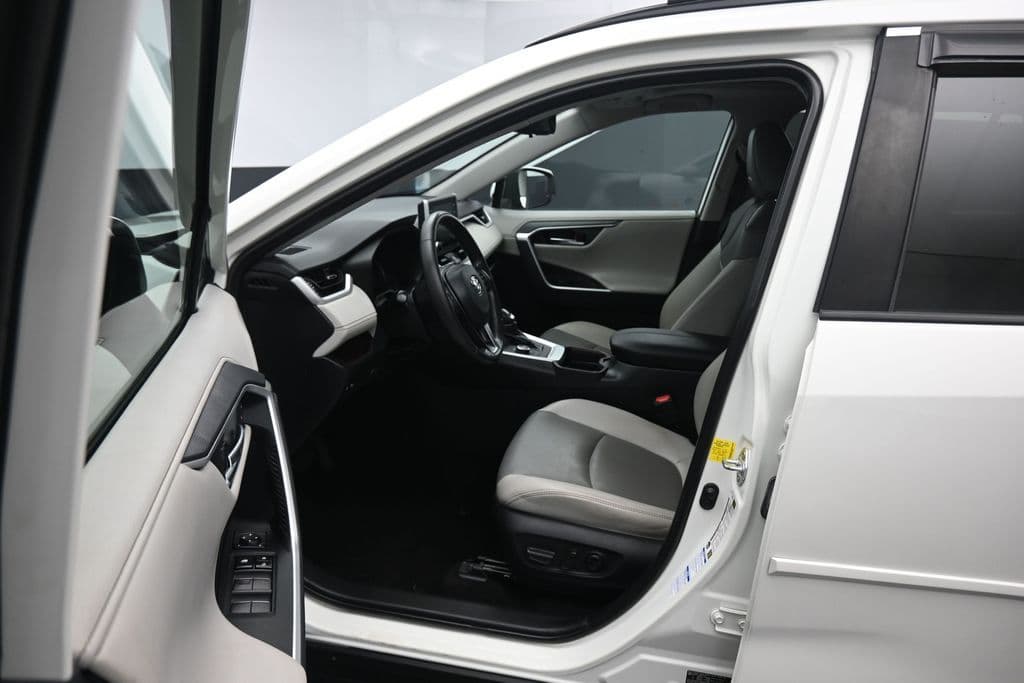 2019 Toyota RAV4 Limited, photo 11 of 61