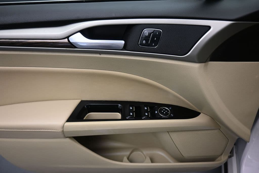 2015 Ford Fusion Hybrid SE, photo 10 of 50