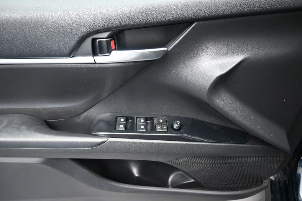 2019 Toyota Camry LE, photo 10 of 56