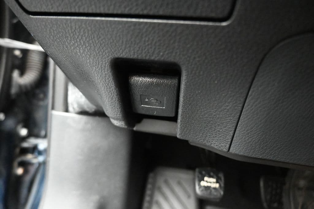 2019 Toyota Camry LE, photo 25 of 56