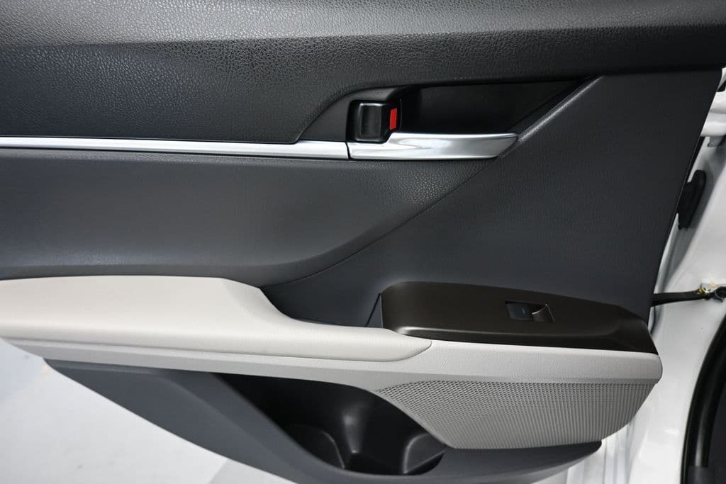 2021 Toyota Camry Hybrid LE, photo 30 of 56