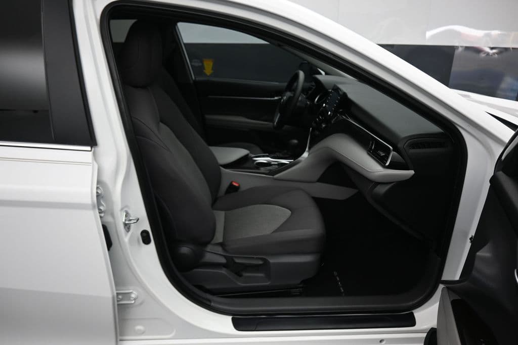 2021 Toyota Camry Hybrid LE, photo 40 of 56