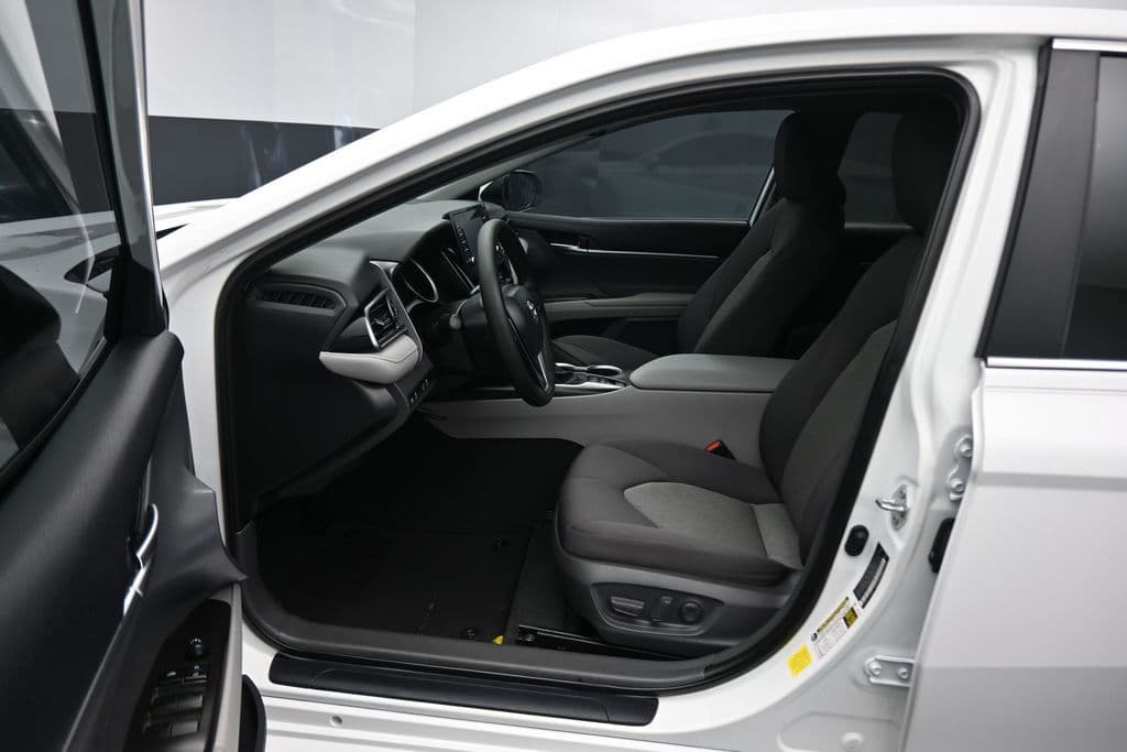 2021 Toyota Camry Hybrid LE, photo 11 of 56