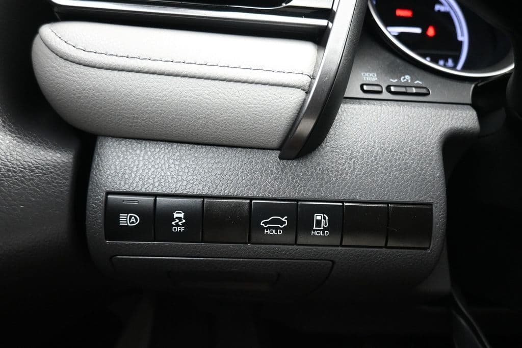 2021 Toyota Camry Hybrid LE, photo 25 of 56