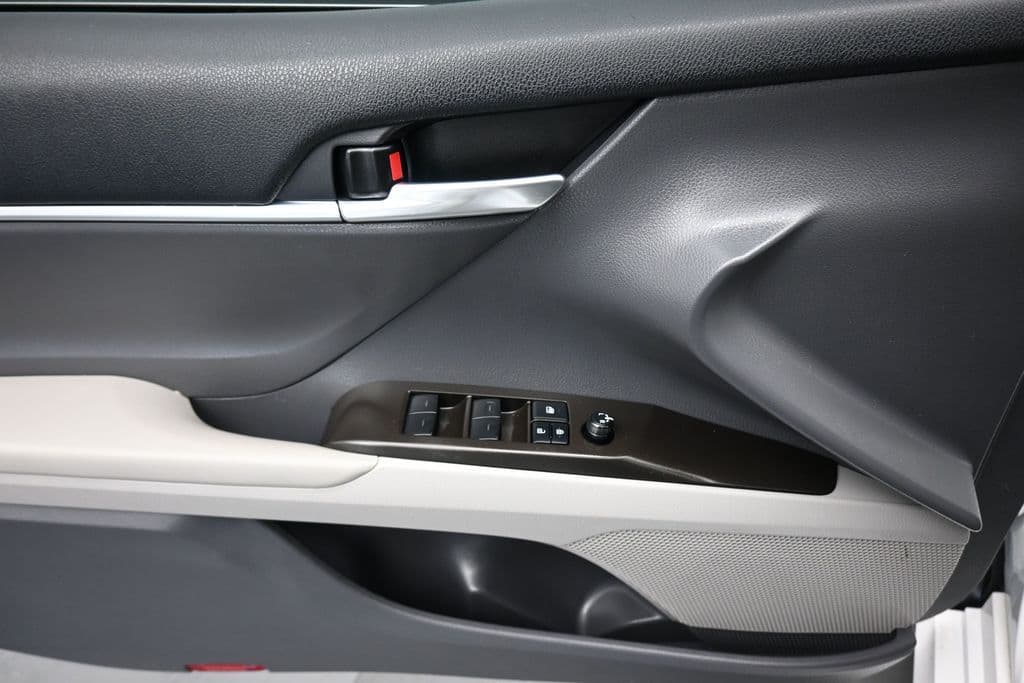 2021 Toyota Camry Hybrid LE, photo 10 of 56