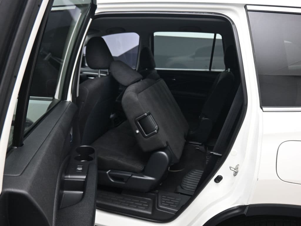 2019 Honda Pilot LX, photo 34 of 68
