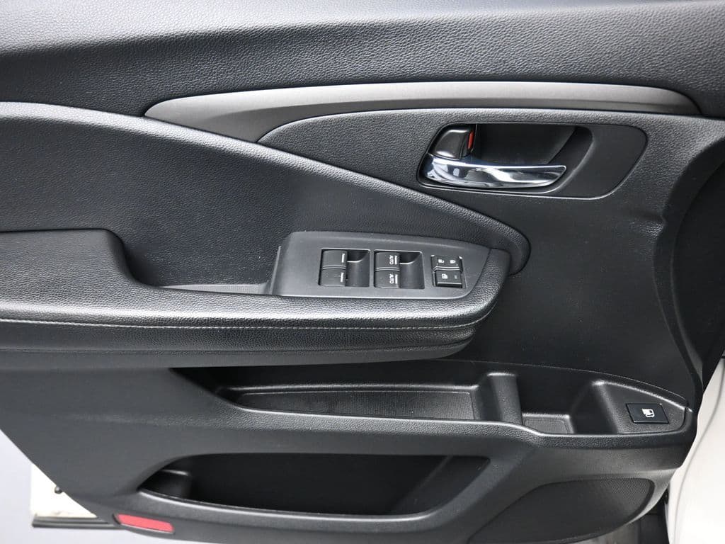 2019 Honda Pilot LX, photo 10 of 68