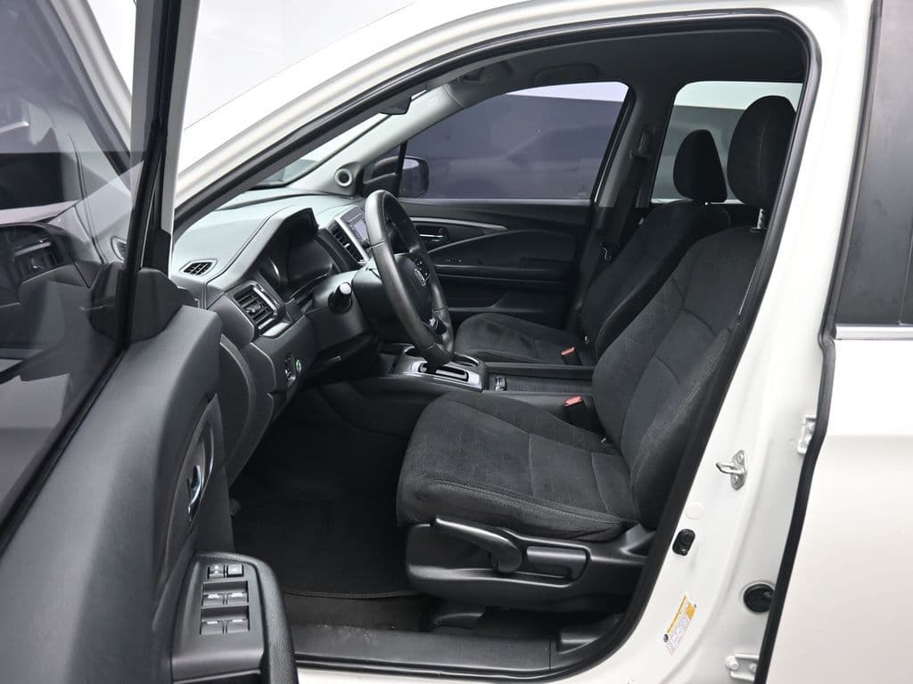 2019 Honda Pilot LX, photo 12 of 68