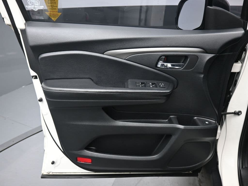 2019 Honda Pilot LX, photo 9 of 68