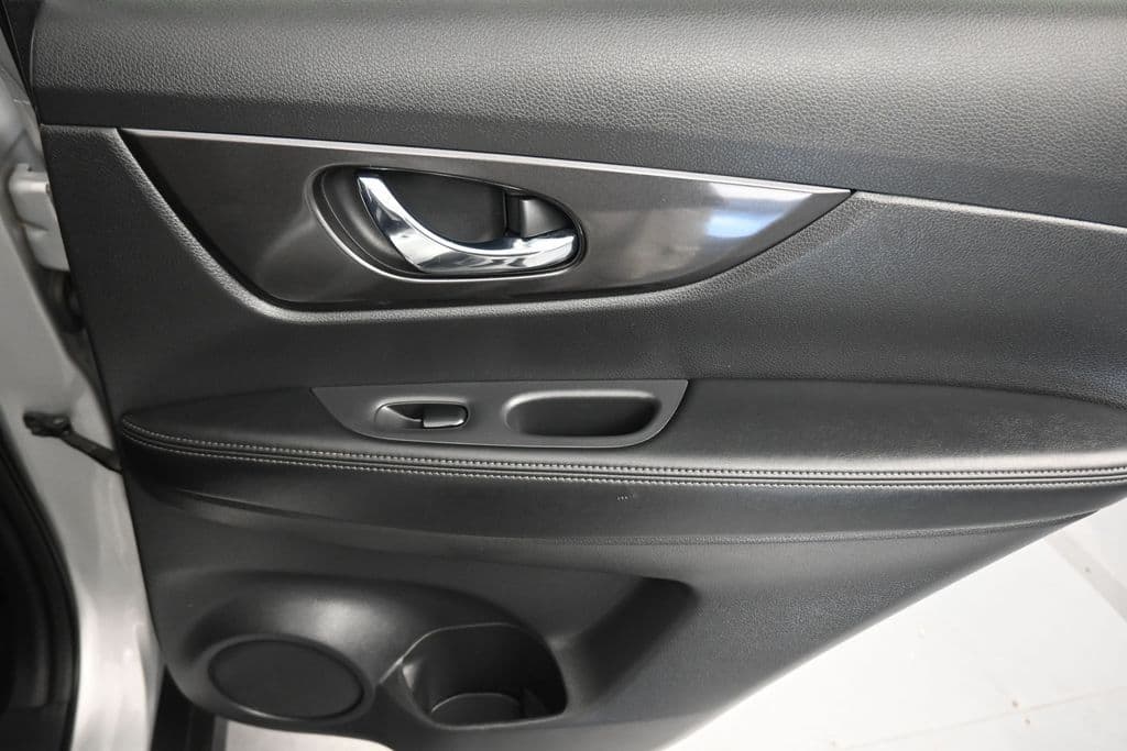 2020 Nissan Rogue SV, photo 40 of 63