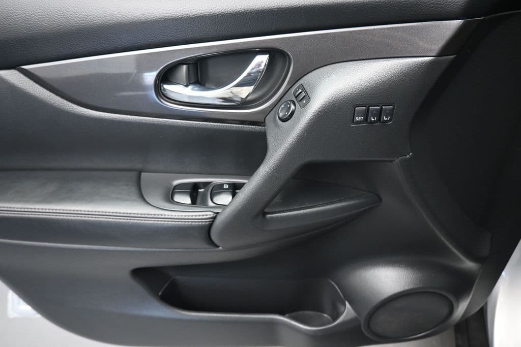 2020 Nissan Rogue SV, photo 10 of 63