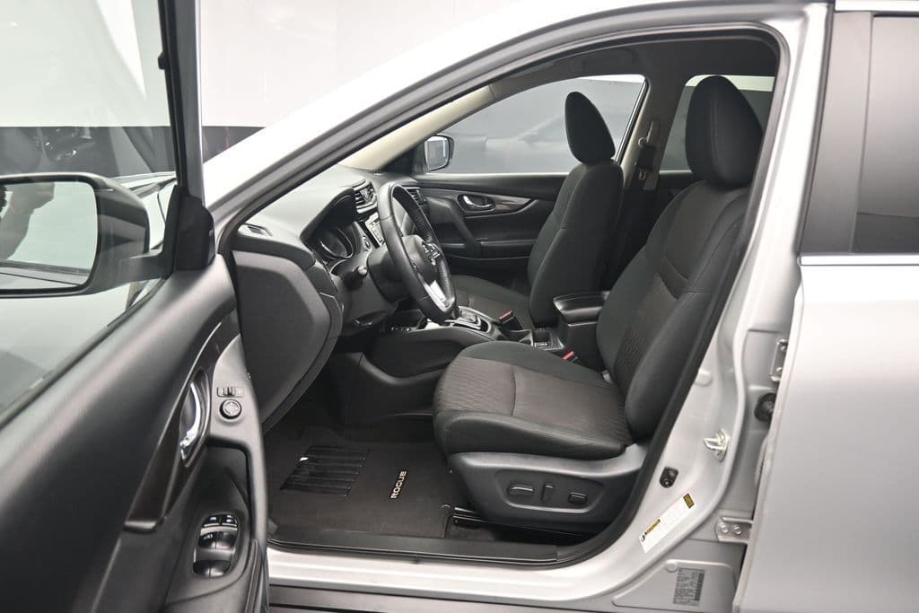 2020 Nissan Rogue SV, photo 11 of 63