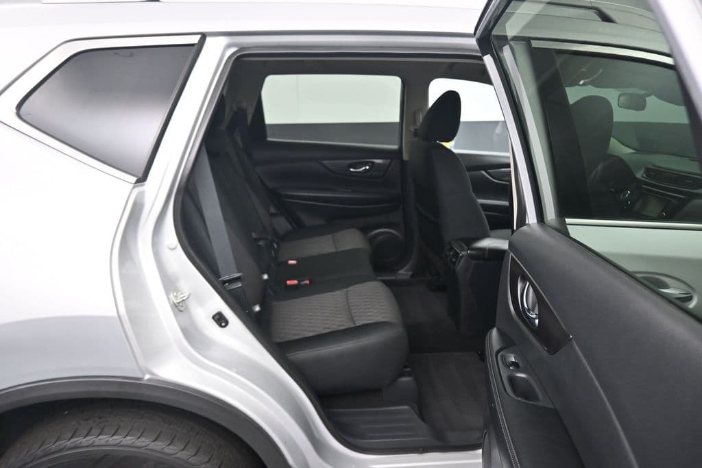 2020 Nissan Rogue SV, photo 41 of 63