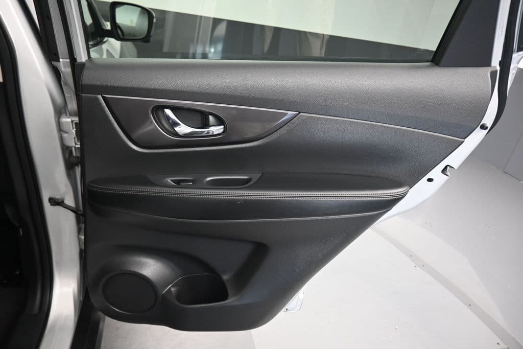 2020 Nissan Rogue SV, photo 39 of 63