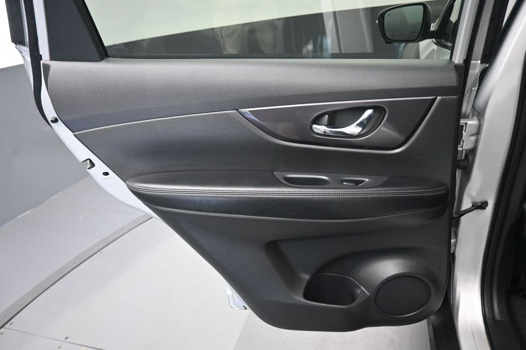 2020 Nissan Rogue SV, photo 34 of 63