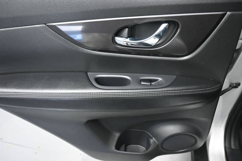 2020 Nissan Rogue SV, photo 35 of 63